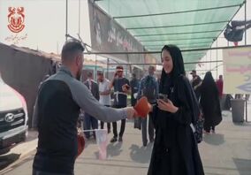 ویدیو: توزیع بیش از ۱۶ هزار آفتابگیر برای زائران اربعین در مرز مهران توسط مجتمع مس سونگون