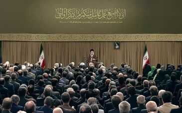  رهبر انقلاب هم‌اکنون: در زمینه‌ی نشان دادن پیشرفت‌ها کم کاریم/ ما به یک کار مهم رسانه‌ای نیاز داریم/ آیا جوانان و دانشجویان ما از پیشرفتهایی که اینجا بیان شد مطلعند؟