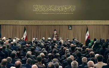  رهبر انقلاب هم‌اکنون: در زمینه‌ی نشان دادن پیشرفت‌ها کم کاریم/ ما به یک کار مهم رسانه‌ای نیاز داریم/ آیا جوانان و دانشجویان ما از پیشرفتهایی که اینجا بیان شد مطلعند؟