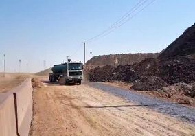 پاشش محلول تثبیت‌کننده خاک برای کنترل گرد و غبار در شرکت آهن و فولاد ارفع