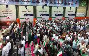 ویدیو: اهدای پرچم هزار امضای ایران، توسط کارگران به مدیرعامل مجتمع فولاد آلیاژی ایران
