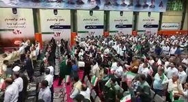 ویدیو: اهدای پرچم هزار امضای ایران، توسط کارگران به مدیرعامل مجتمع فولاد آلیاژی ایران